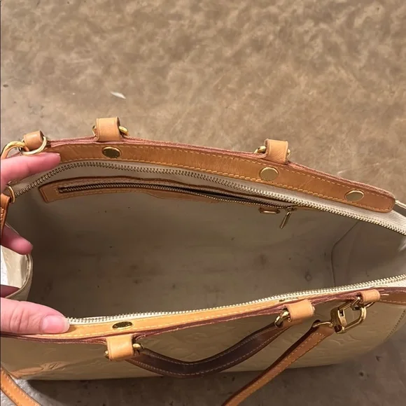 AUTHENTIC- Louis Vuitton Brea MM in Blanc Corail Vernis - Picture 8 of 15